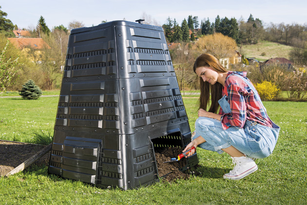 Kompostér K 700 o objemu 720 l je ideální do středně velké zahrady, výška 118 cm, rozměr základny 94 × 94 cm, aktuální cena na www.mountfield.cz