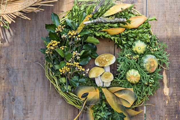 Vyrobit si krásnou dekoraci je jeden z důvodů, proč vyrazit na podzimní procházku do přírody. Věneček z přírodnin pro nás tentokrát vyrobila floristka Lenka Krausová.