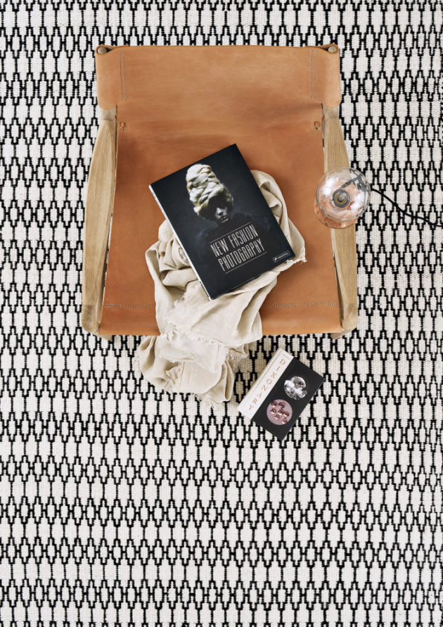 Ručně tkaný vlněný koberec Elliot White Black (Linie Design),  170 × 240 cm, cena na dotaz, www.bonami.cz