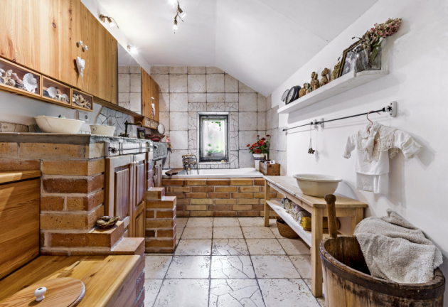 KOUPELNA Útulný vzhled dodávají koupelně použité materiály, jako je dřevo, cihly a keramika. Vše je vyráběno na zakázku a firmy „dodány z místních zdrojů“