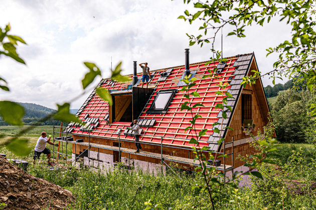 Dům, který nepotřebuje žádné inženýrské sítě a sám si z obnovitelných zdrojů zajistí energie potřebné pro svůj provoz. Zní to jako sen vzdálené budoucnosti, ale jde o naprosto reálný a zároveň již realizovaný projekt organizace Český soběstačný dům. Jako partner se do něj zapojila i společnost VELUX, která do unikátního ostrovního (off-grid) domu nedaleko jihočeského Lipna dodala dálkově ovládané střešní okno se solárním pohonem.