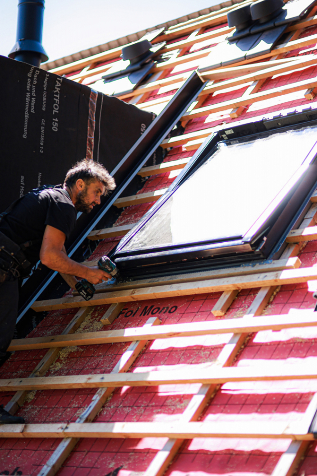 Prémiové střešní okno VELUX GGU Black je mimořádné také svým designem. Má černý vnitřní rám, který odpovídá nejnovějším designovým trendům.