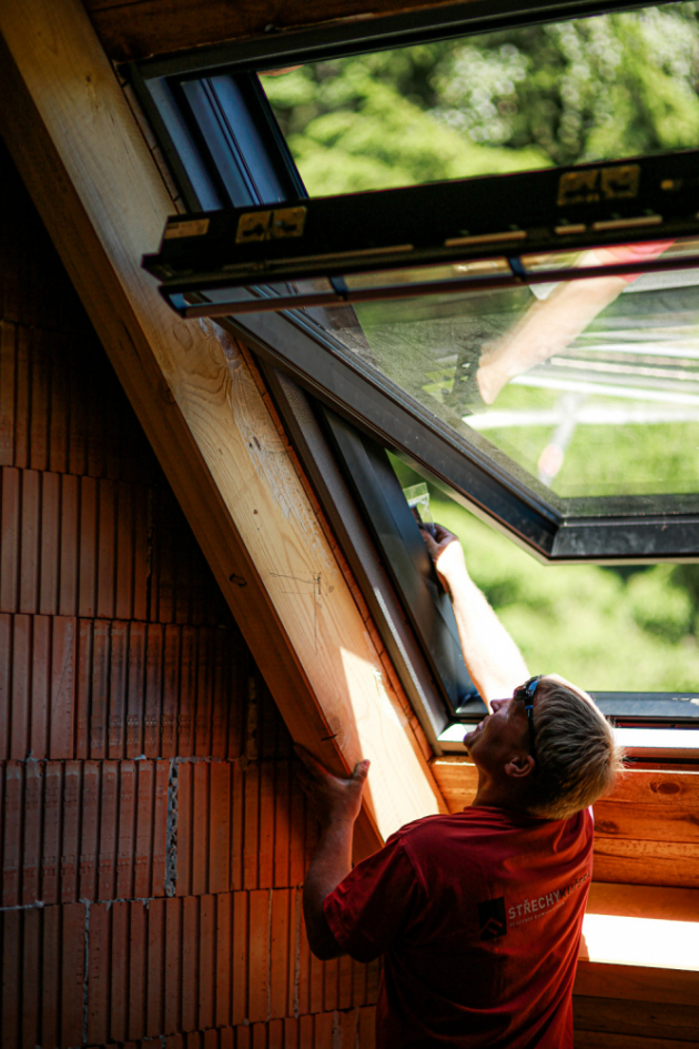 Prémiové střešní okno VELUX GGU Black je mimořádné také svým designem. Má černý vnitřní rám, který odpovídá nejnovějším designovým trendům.