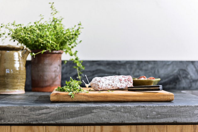 kuchyň Masivní dřevo v kombinaci s kamennou pracovní deskou v antracitové barvě vytvářejí působivou syrovou kombinaci 