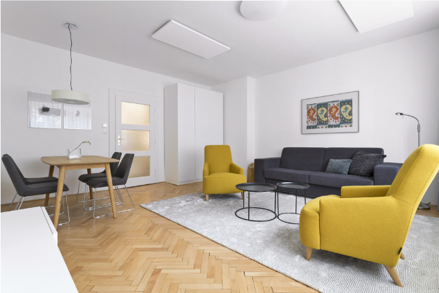 OBÝVACÍ POKOJ Materiálové a barevné řešení interiéru je postavené na kombinaci přírodních barev a dubového dřeva. Oživující barevný akcent dodávají hlavní obytné místnosti dvě žlutá křesla a obrazy na stěnách. Součástí obývacího pokoje je i jídelna 