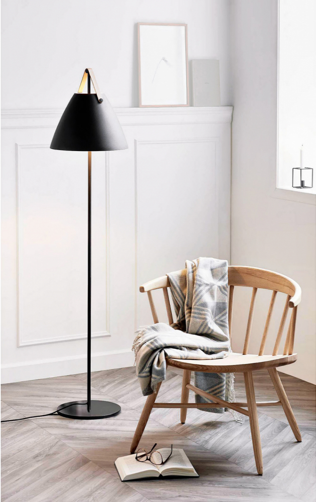 Stojací lampa Strap (Nordlux), O 36 cm, výška 152 cm, kov/kůže, cena 5 999 Kč, www.severske¬svetlo.cz