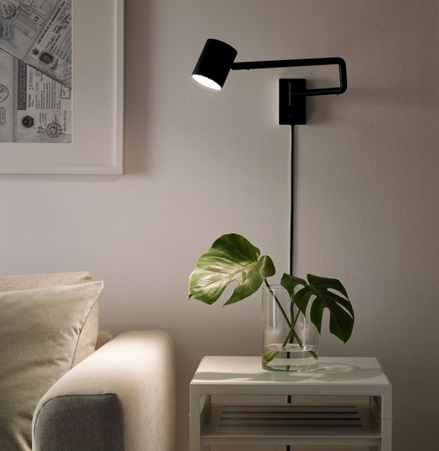 Nástěnná lampa ze série Nymane (IKEA), O základny 7 cm, O stínidla 7 cm, cena 1 290 Kč, www.ikea.cz