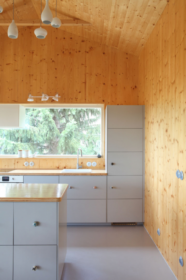 Pro konstrukci domu je zvolena technologie masivních dřevěných CLT panelů, které jsou v interiéru opatřeny jemnou světlou lazurou. 