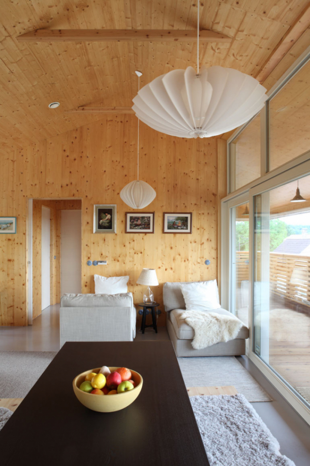 Pro konstrukci domu je zvolena technologie masivních dřevěných CLT panelů, které jsou v interiéru opatřeny jemnou světlou lazurou. 
