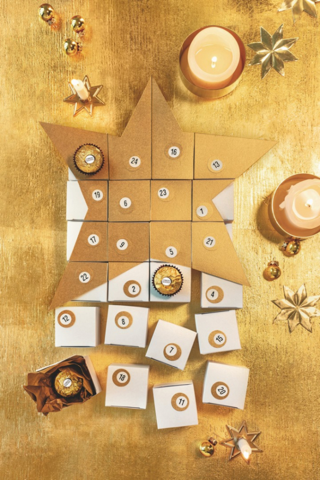 Adventní kalendář může mít podobu i hravé skládačky. Krabičky vyložte zlatým hedvábným papírem  a dovnitř schovejte dárečky a Ferrero Rocher. 