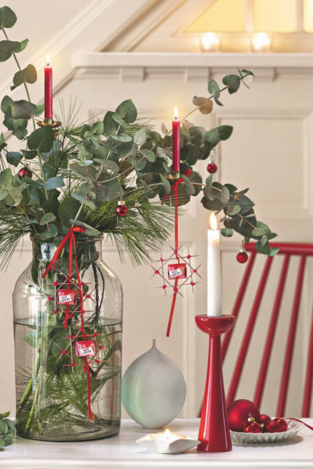 Kombinace vánočních ozdob a voňavých větviček eukalyptu  a borovice nikdy neztratí na půvabu. 