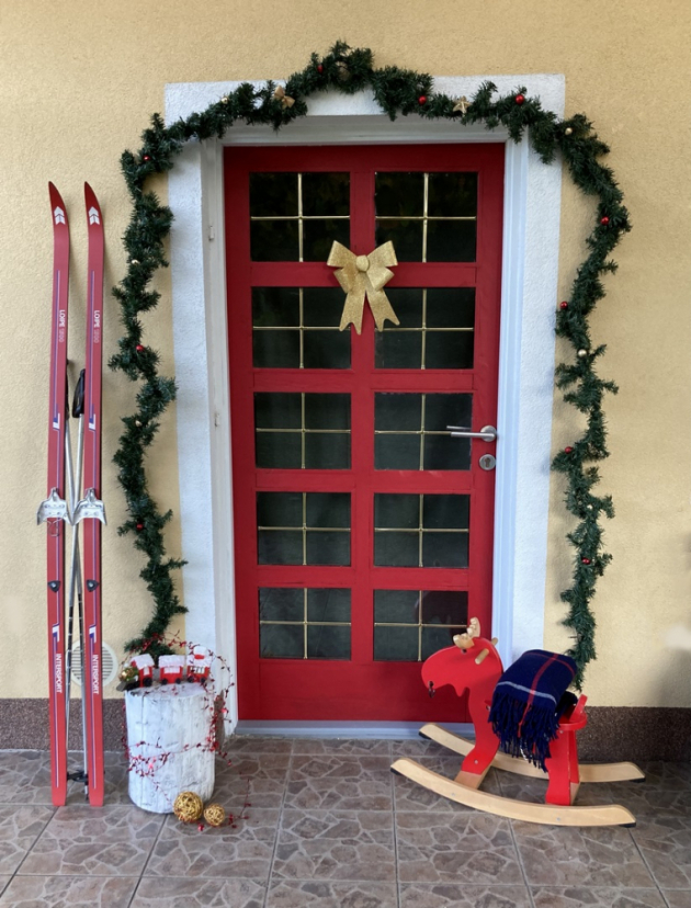 Konec nudným dveřím! Pokud se nebojíte barev, červené domovní dveře vám nepochybně projasní tmavé zimní dny. 