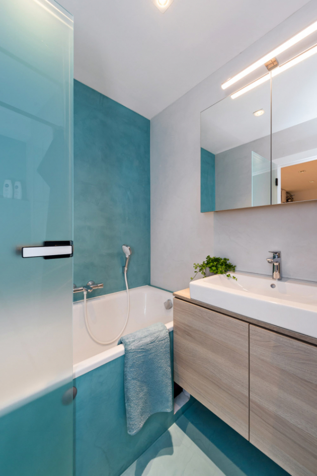 Koupelna i toaleta jsou kombinací modré a šedé stěrky, protilehlé stěny mají stejnou barvu