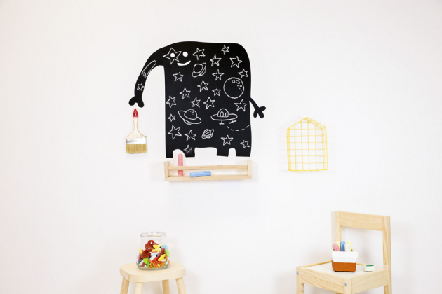 Popisovací nálepka na stěnu ve tvaru slona, velikost archu 41 × 58 cm, cena 1 350 Kč, www.space4kids.cz