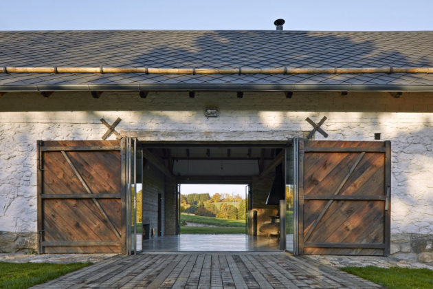 Původním charakteristickým prvkem stodoly je fascinující průhled skrze vrata