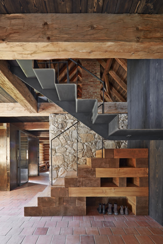 Cílem architektky byla přirozenost spíš než dokonalé formální napodobení. Nové prvky jsou tedy především v interiérech dobře patrné, vyrobeny jsou však z materiálů, které sem dobře zapadají. Převládá masivní dřevo, kámen a tmavá surová ocel