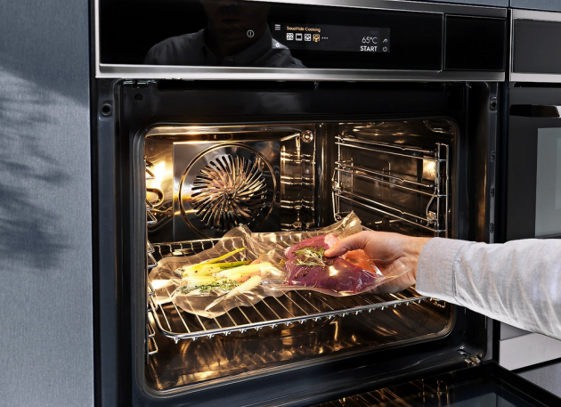 NA DOKONALÝ STEAK Funkce páry a možnost přesného nastavení teploty umožňuje v troubě přípravu pokrmů metodou sous vide, ke které je jinak zapotřebí speciální elektrická nádoba.