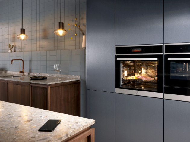 Vestavná trouba SteamCrisp EOC6H71X (Electrolux), funkce přidané páry, teplotní sonda, cena 15 990 Kč, www.electrolux.cz