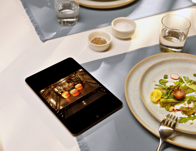 PEČENÍ POD KONTROLOU Kamera v troubě přenáší obraz pečeného pokrmu na tablet nebo mobilní telefon, ze kterého se dá spotřebič prostřednictvím aplikace ovládat na dálku.