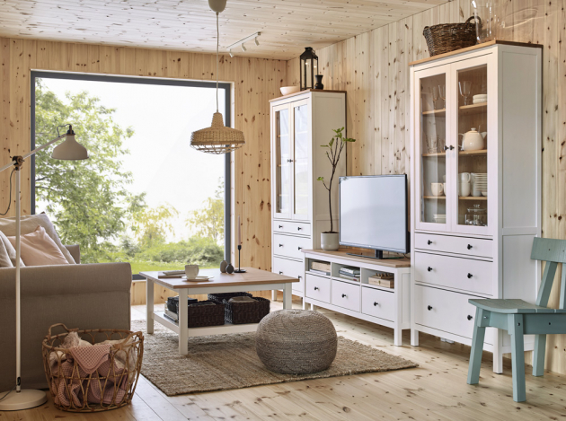  Z masivní lakované borovice je TV stolek Hemnes (IKEA), 149 × 57 × 47 cm, cena 5 490 Kč, www.ikea.cz