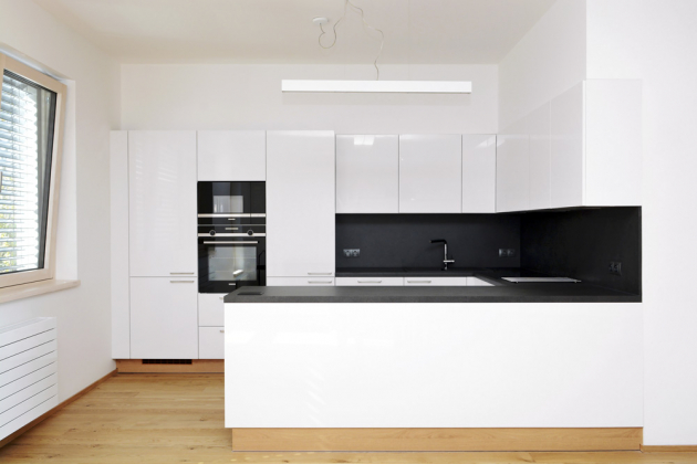 Jednoduché linie nábytku (JN Interiér) a bílý povrch nabízejí možnost doladit kuchyň doplňky, které jí vtisknou určitý styl, jenž se dá časem snadno změnit, www.jninterier.cz