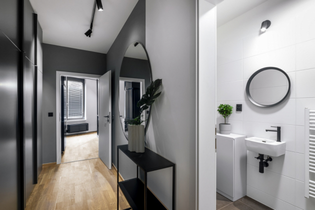 Požadovaný industriální styl v koupelně představují černé baterie…