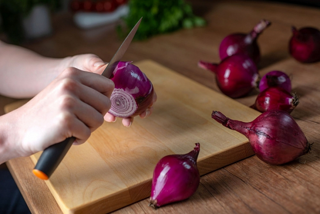 Na začátku je potřeba cibuli pečlivě oloupat. K tomu je nejvhodnější menší loupací nůž s optimálním tvarem a velikostí čepele. Společně se slupkami se odstraní i oba konce. Pak už se můžete věnovat krájení. S velkým kuchařským nožem nejprve cibuli rozkrojíte napůl a řeznou stranou položíte na prkénko. Tak zajistíte bezpečnou a stabilní pozici pro následující krájení.