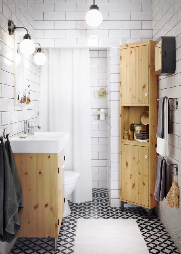 Koupelnový nábytek Silveran (IKEA), masiv/borovice, ceny: vysoká skříňka 2 490 Kč, skříňka s umyvadlem Hamnviken (IKEA), cena 3 940 Kč, www.ikea.cz