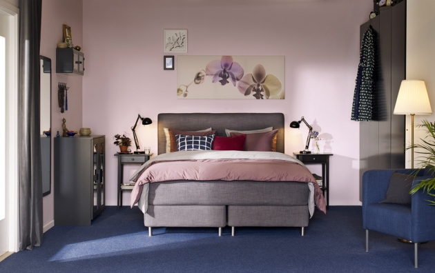 Čalouněná postel z kolekce Dunvik (IKEA) má snímatelný a pratelný potah, 210x160 cm, výška 120 cm, cena 26 180 Kč, noční stolek Hemnes, cena 1 290 Kč, www.ikea.cz