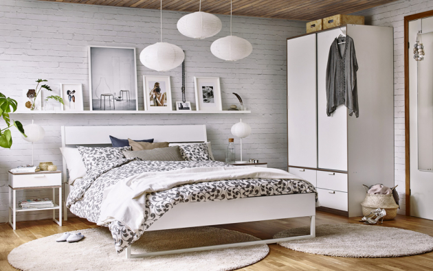 Nábytková kolekce Trysil (IKEA), rám postele, 160 x 200 cm, cena 2 790 Kč, noční stolek, cena 699 Kč, skříň, cena 4 790 Kč, www.ikea.cz