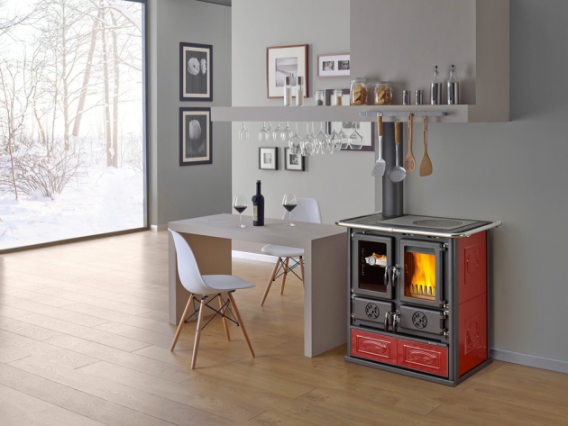 Jednoplášťový kachlový sporák na tuhá paliva Rosetta Liberty Bordo (Nordica) nejen topí, ale i vaří a peče, výkon 7,3 kW, cena 39 500 Kč, www.hornbach.cz