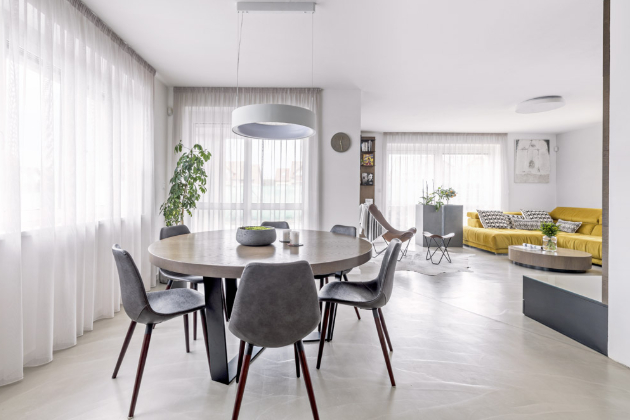 Změna dispozice přízemí dopomohla k vybudování prostorné a světlé místnosti, která je společná pro obývák, jídelnu a kuchyň