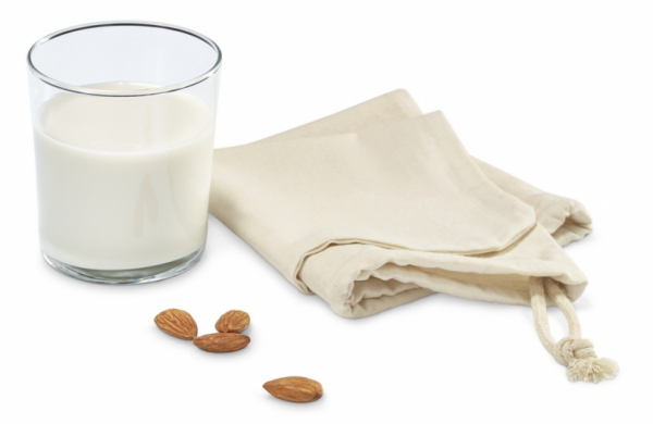 Sáček na přípravu ořechového mléka. Sáček je ze 100% biobavlny. Je na opakované použití a jeho objem je 300 ml. Cena 199 Kč, www.tchibo.cz