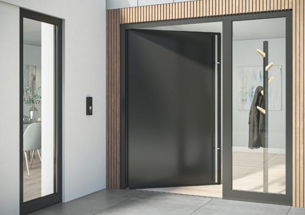 Dveřní systém Schüco AD UP (Aluminium Door Universal Platform) s bezbariérovým zapuštěným prahem zajišťuje snadný přístup a zároveň splňuje standardní požadavky na vchodové dveře, jako je vodotěsnost a propustnost vzduchu.