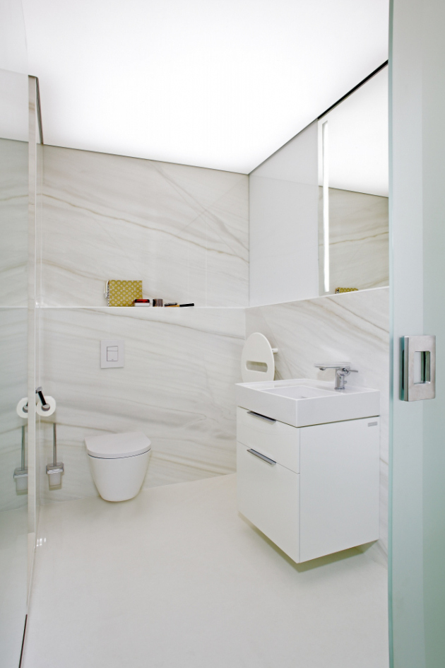 V koupelně je použitý velkoformátový obklad Ultra Marmi v rozměrech 300 x 150 cm, klozet, umyvadlo a baterie jsou z kolekce Laufen Kartell, vše z prodejny MAAG Brno