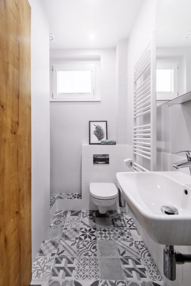 KOUPELNA Nosnou myšlenkou bytu jsou staré časy, které v koupelně evokuje patchworková dlažba z prodejny Siko, odkud je i další zařízení koupelny
