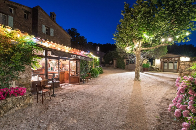 Součástí zrenovované oblasti je hlavní dům, šest domů pro hosty (z nichž jeden byl původně vesnický kostel), soukromá restaurace Chez Marceline a umělecké studio. 