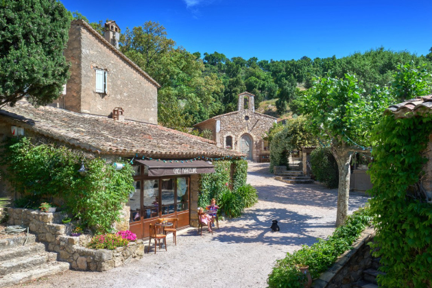 V roce 2001 koupil Depp opuštěnou vesnici z 19. století v Provence, které změnil v idylické místo k bydlení.
