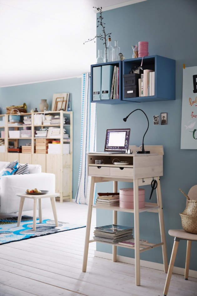 Jako informační centrum domova může sloužit vysoký pracovní stůl k stání Knotten (IKEA), bříza, výška 105 cm, cena 3 990 Kč, www.ikea.cz