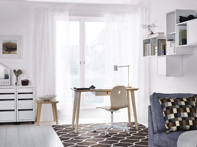 Psací stůl Lisabo (IKEA), dýha jasan, 118 × 45 cm, cena 3 490 Kč, pracovní židle Vagsborg/Sporren (IKEA), 118 × 45 cm, cena 1 299 Kč, www.ikea.cz