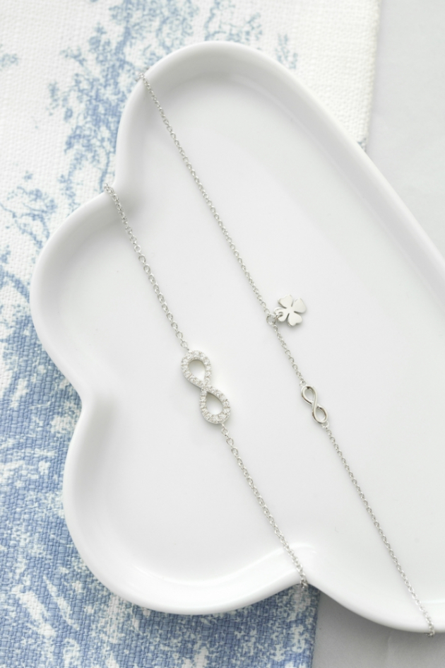 Stříbrný náhrdelník s jemným přívěskem, elegantní zlatý náramek s třpytivými zirkony nebo snad luxusní diamanty?