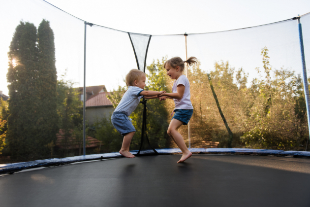 Trampolínu je v první řadě nutné vybrat podle velikosti zahrady, na kterou ji plánujete umístit. Trampolína kolem sebe musí mít alespoň metr, ideálně metr a půl volného prostoru ze všech stran. Navíc by měla stát na rovném povrchu bez překážek. Průměr skákací plochy může být až o 30 centimetrů menší než její celková velikost, při nákupu a měření prostoru se nezapomeňte řídit celkovou velikostí.