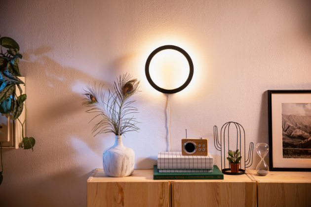 Philips Hue White má všechna bezdrátová svítidla a světelné zdroje s bílým světlem ovládané bezdrátovým ovladačem, který je součástí balení každého svítidla. Pomocí něj lze stmívat všechna spárovaná svítidla a žárovky. Philips Hue White Ambiance mění barevnou teplotu světla od teplé bílé až po denní bílou. 