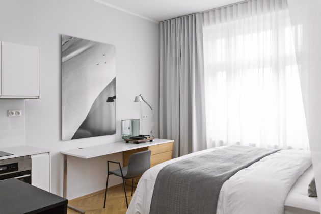LOŽNICE Vysokou a prostornou postel s šedým čalouněním vyráběla pro Ambience Design na míru firma Situs. Matrace si dováží Ambience Design z Anglie 