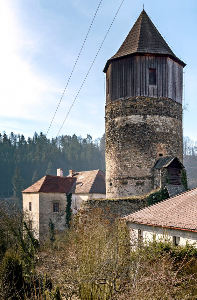 Hrad Pirkštejn ze 14. století se nachází v Ratajích nad Sázavou. Ondřej Kobza tam už pár let přebývá, stará se o údržbu a pořádá tam nejrůznější akce 