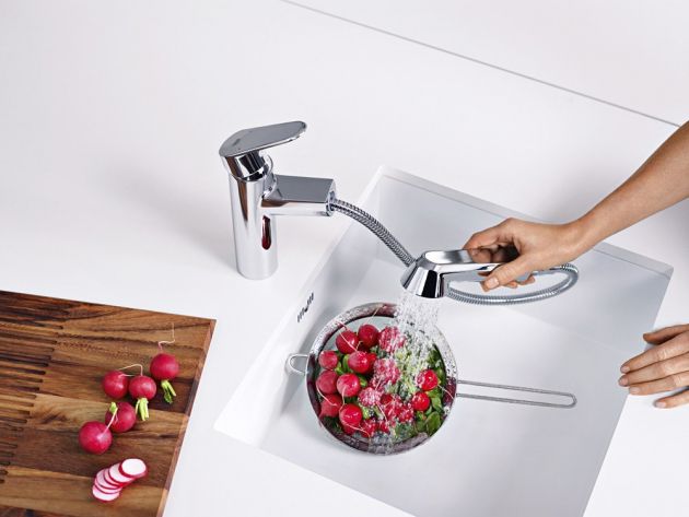 Dřezová baterie Eurodisc Cosmopolitan (Grohe), výsuvná sprška, výpusť otočná o 100°, cena 9 605 Kč, www.grohe.cz 