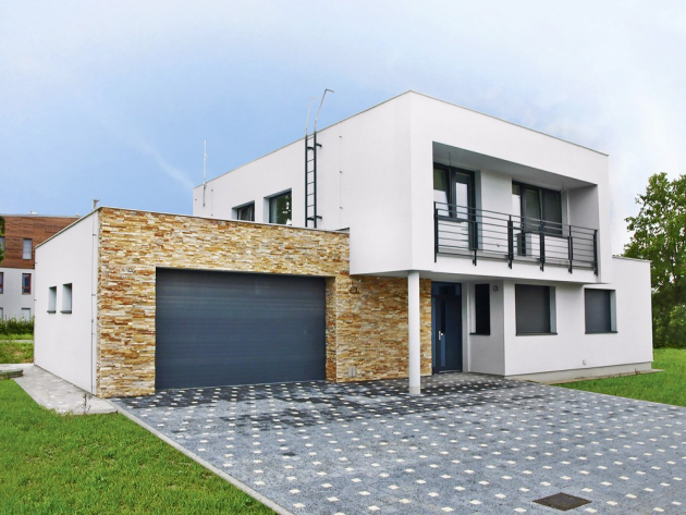 Rodinný dům ze stavebního systému Sendwix má díky velké hustotě vápenopískových bloků skvělé tepelněakumulační vlastnosti, www.kmbeta.cz 