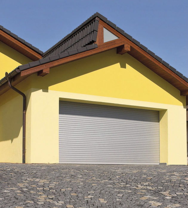 Rolovací garážová vrata šetří místo, těsní a můžete je instalovat i do hotových garáží, které neumožňují stavební úpravy, www.lomax.cz 