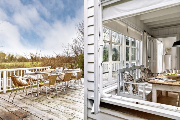 U velkého stolu na prostorné terase lze za příznivého počasí pohodlně stolovat s rodinou i přáteli 