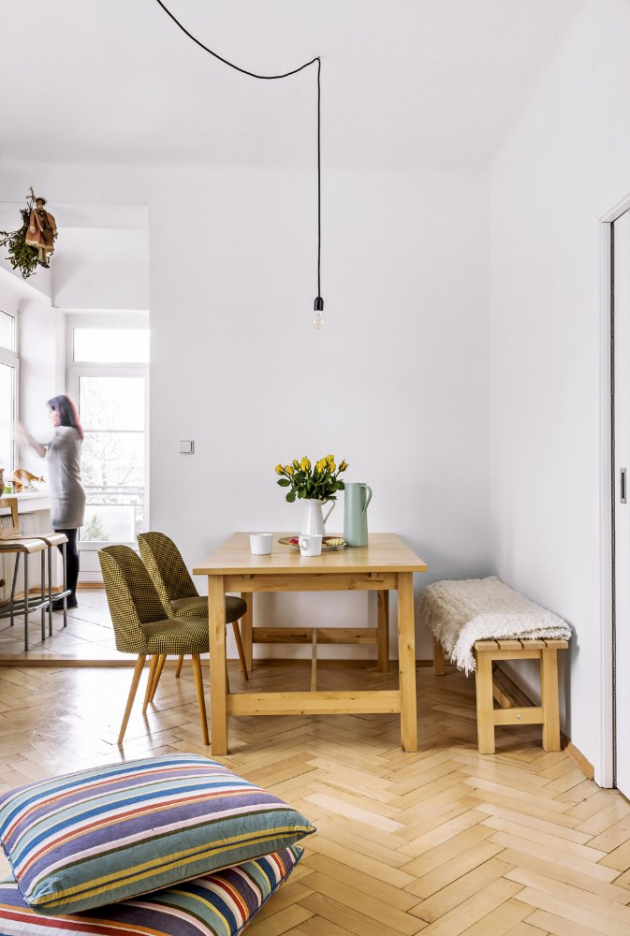 JÍDELNA Masivní jídelní stůl a lavice jsou z IKEA, originální a nově očalouněná retro křesílka věnoval Aničce do bytu kamarád
